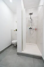 Modern 1BR Hamburg | Rain Shower - Image 3