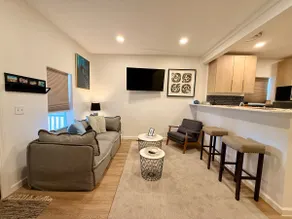 Home Near WashU Delmar Loop Workspace Parking - Image 3