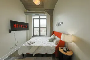Stylish 2BR South Loop Unit Near McCormick Place - Image 2