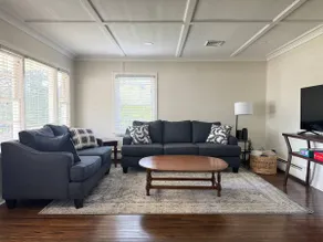LVR's - Seventh Street Stay - Image 2