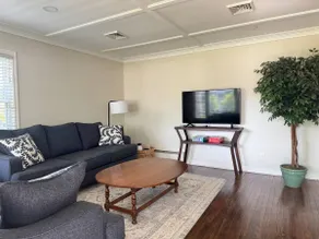 LVR's - Seventh Street Stay - Image 3