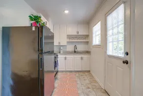 Sixth St. Hideaway- Walking Distance to 7th! - Image 3