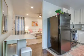 Sixth St. Hideaway- Walking Distance to 7th! - Image 2
