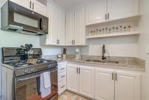 Sixth St. Hideaway- Walking Distance to 7th! - Image 4