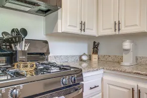 Sixth St. Hideaway- Walking Distance to 7th! - Image 5