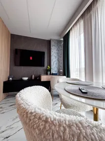 Airport SkyLuxe Luxury Residence - Private Parking - Image 3