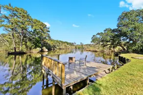 Tara's Riverfront Hideaway - Image 4