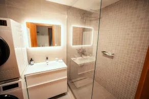 Stylish Lakeview Apartment Balcony & Free Parking - Image 5