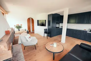 Stylish Lakeview Apartment Balcony & Free Parking - Image 2