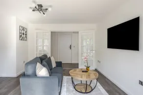 2 Luxurious Apartments with Free Parking near Chelmsford City - Image 4