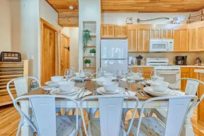 Ranch with 2 houses near lake trails, 15 guests - Image 4