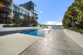 Spacious Lakefront Apartment with Pool Access - Image 5