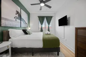 Stunning 3BR Penthouse Suite| 2 decks| A+ Location - Image 3