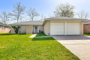 6 Mi to Clear Lake: Family Home w/ Patio & Yard - Image 3