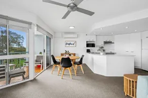Stunning Rooftop Retreat, River Views with Private Jacuzzi! - Image 2