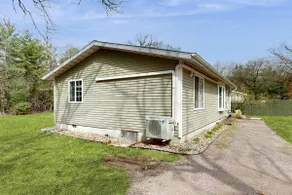 Charming Farm Retreat near Wisconsin Dells - Image 3