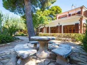 Spacious house, private pool and bbq 5min beach - Image 3