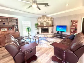 Lovely Retro 2BR 2.5BA In Quiet Neighborhood - Image 2