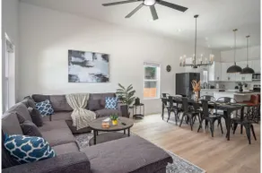 Generous 4BR3BA Charmer Near Glorius Downtown - Image 5