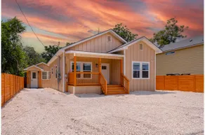 Generous 4BR3BA Charmer Near Glorius Downtown - Image 2