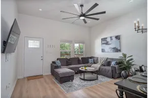 Generous 4BR3BA Charmer Near Glorius Downtown - Image 4