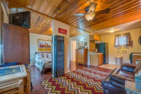 Reed's Place Mid-town On River! - Optional HOT TUB - Image 2
