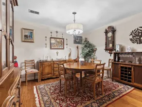 Classy Old Town Getaway, 3-BR in Perfect Location - Image 3