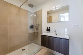 Large studio apartment in a serviced building - Image 5