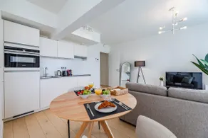 Large studio apartment in a serviced building - Image 3