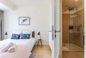 Large studio apartment in a serviced building - Image 4