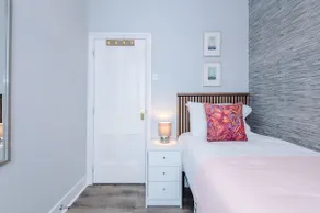Stunning & Spacious Home by 53 Degrees Property, Sleeps 7 in the heart of Anfield! - Image 5