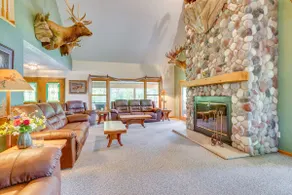 Gorgeous Lake Arbutus Getaway w/ Dock & Boat House - Image 4