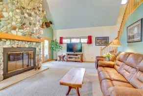 Gorgeous Lake Arbutus Getaway w/ Dock & Boat House - Image 5
