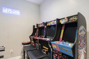 Sport Court, Putting Green, Hot Tub, Arcade, Games - Image 3