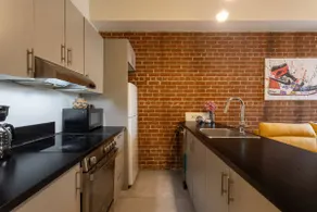 Sleek 2BR in Heart of Downtown Montreal - Image 3