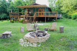 Private 3BR Lodge/ Hot Tub/ Giant Jenga - Image 5