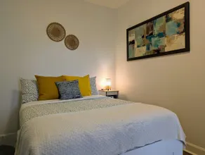 Modern Hochelaga Apt Near Metro & Free Street - Image 3