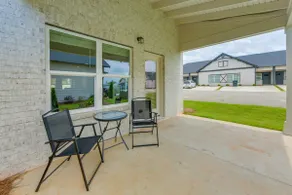 5 Mi to Auburn University: Sleek Townhome w/ Patio - Image 2