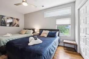 Cozy 3-Story Townhome w/ Rooftop & Skyline Views! - Image 2