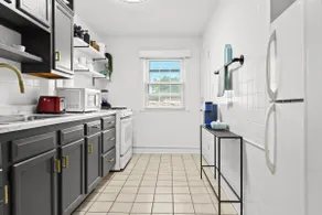 Modern Apartment with Parking & Prime Location - Image 4
