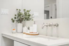 4Bed Modern Home W/WiFi + Parking + Ellerslie Park - Image 3