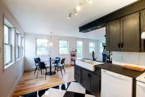 4 Bedroom Downtown Apt - Free Parking - Image 3