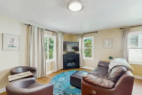 2 BR charming cotttage, pet-friendly, near Seattle - Image 5