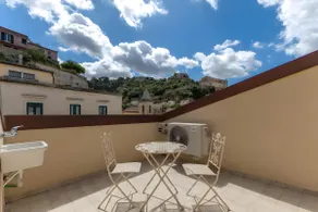 Merveilleux appartement de vacances avec terrasse et internet haut débit | Vue ville | Adapté au travail à distance - Image 4
