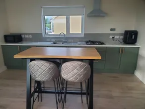 Seaside Retreat-2 Bed-Sleeps 4-Parking-Pets - Image 5