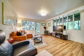 8 Mi to Dtwn Seattle: Pet-friendly Apt w/ Hot Tub - Image 3