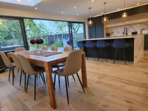 5 Bed Open Plan Home with 4 poster Super King Bed - Image 5