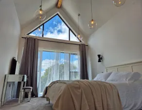 5 Bed Open Plan Home with 4 poster Super King Bed - Image 3