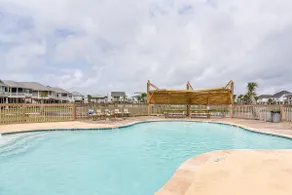 Walk to Beach: Galveston Gem w/ Pool Access - Image 3