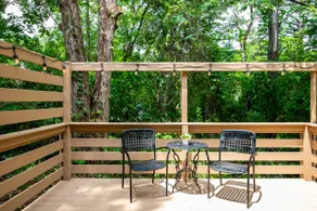 The Hearth & Thistle - King Bed/TownHome with Deck - Image 5
